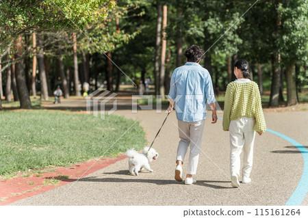 Parents and children who love their dog / Walking the dog (father and daughter) Parents and children who love their dog / Walking the dog (father and daughter) 115161264