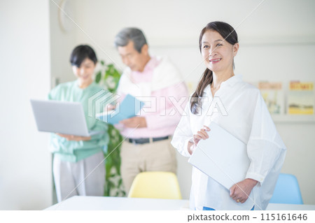 站著筆記型電腦的高級女性 115161646