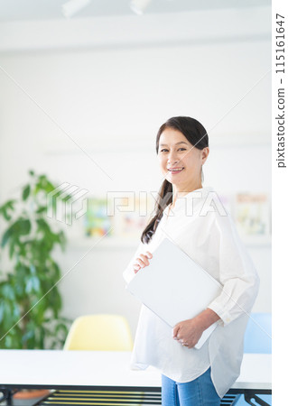 站著筆記型電腦的高級女性 115161647