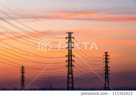排列的輸電塔和落日的天空 c-2 高對比度 排列的輸電塔和落日的天空 c-2 高對比度 115162021