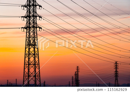 輸電塔和日落天空 e-1 高對比度 115162929