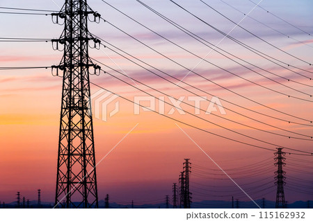 輸電塔和夕陽的天空 e-4 冷色 高對比度 115162932