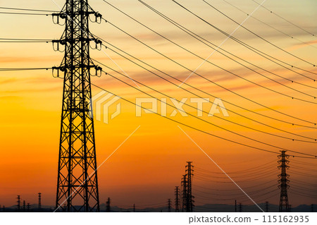 輸電塔與夕陽的天空 e-6 暖色 高對比度 115162935