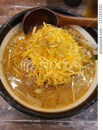 Miso ramen with plenty of green onions 115163102