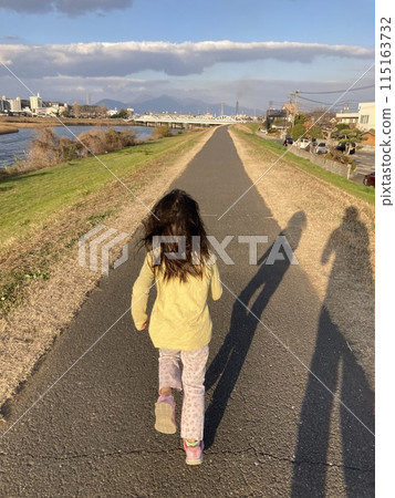 孩子在路堤上奔跑 115163732