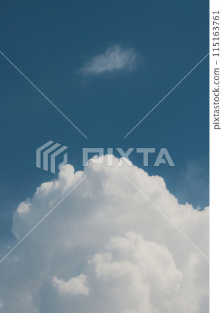 white thunderclouds in blue sky. summer cumulus clouds before rain. Beautiful view of nature 115163761