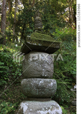 The Kunisaki Pagoda is one of the stone structures related to Pure Land Buddhism that stand to the left of the main hall of Fukiji Temple, to the west of the hall. 115163966