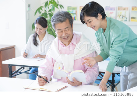 活躍的前輩和老師微笑著學習 活躍的前輩和老師微笑著學習 115163993