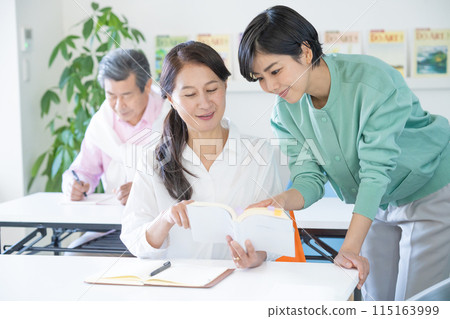 活躍的前輩和老師微笑著學習 115163999