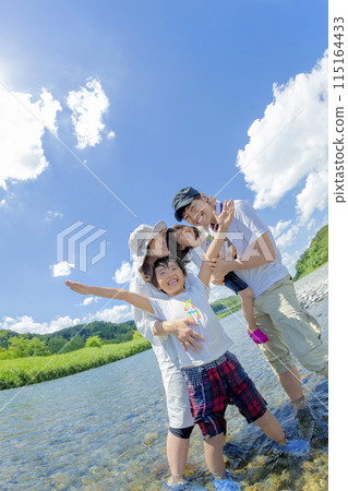 夏天，一家四口在河邊玩耍 115164433