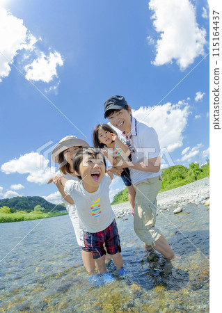 夏天,一家四口在河邊玩耍 夏天,一家四口在河邊玩耍 115164437