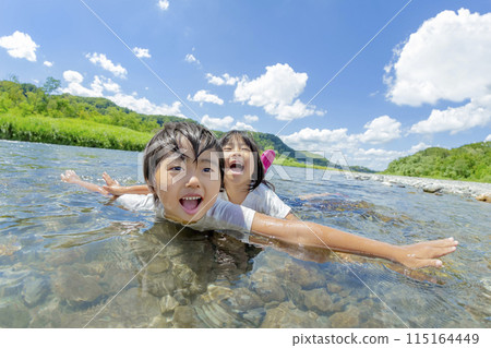 夏天，兄妹在河邊玩耍 115164449
