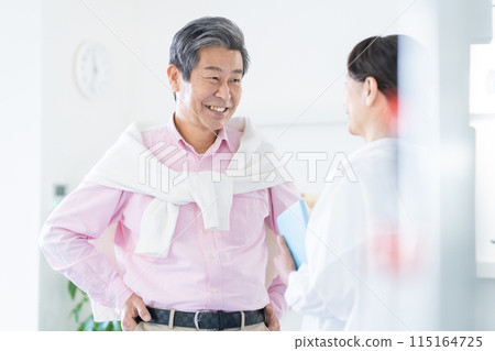 Senior men and women having a conversation with a smile 115164725