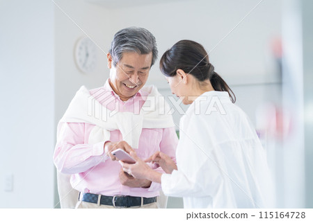 活躍的高級男女持有智慧型手機並進行對話 活躍的高級男女持有智慧型手機並進行對話 115164728