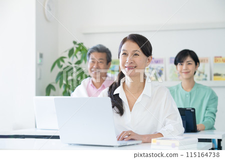 活躍的老年人使用電腦學習 115164738