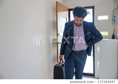 一個穿著西裝的男人回家 一個穿著西裝的男人回家 115164847