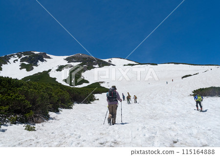 在殘雪季節爬上雪山 115164888