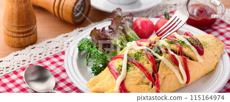 Omu soba (fried noodles wrapped in egg like omurice) 115164974
