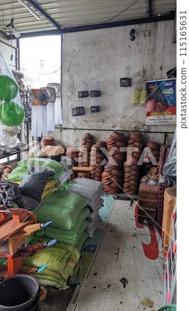 出售傳統斯里蘭卡陶器的家居用品商店 115165631