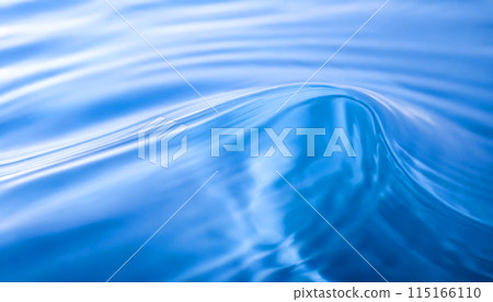 藍色水面上蔓延的漣漪的特寫鏡頭 藍色水面上蔓延的漣漪的特寫鏡頭 115166110
