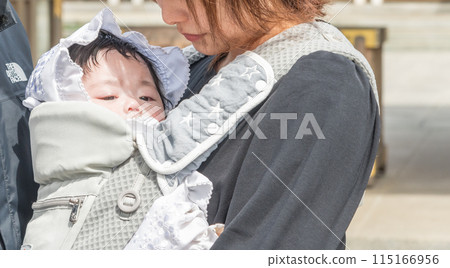 【寶寶和父母一起參拜神社】 115166956