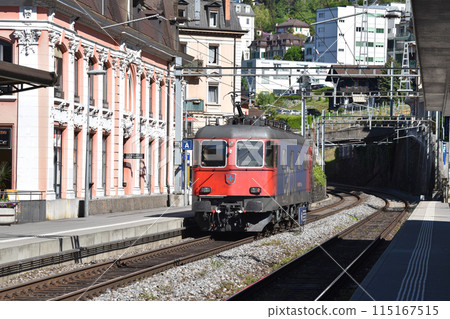 MOB Railway 的經典電力機車停在蒙特勒站 115167515