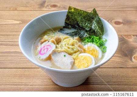 Chicken broth ramen with seaweed 115167611