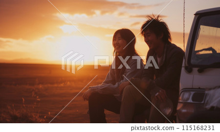日落時,微笑的日本女子和她的日本男友坐在車前 日落時,微笑的日本女子和她的日本男友坐在車前 115168231