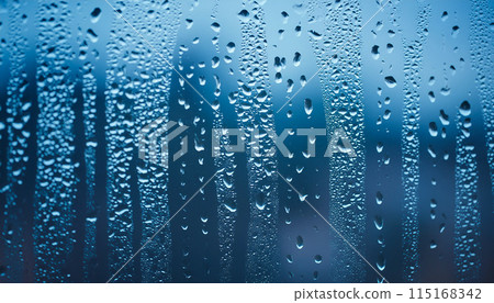 窗戶上的雨滴 115168342