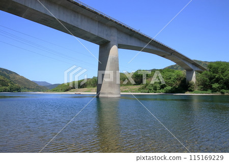 Kawanobori Bridge over the Shimanto River in the season of fresh greenery (Shimanto City, Kochi Prefecture) 115169229