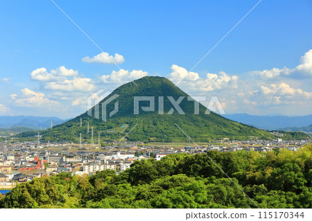 [香川縣] 從青野山看到的丸龜市和飯之山（贊岐富士）的街景 115170344