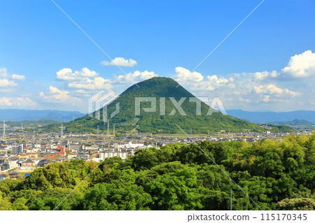 [香川縣] 從青野山看到的丸龜市和飯之山（贊岐富士）的街景 115170345
