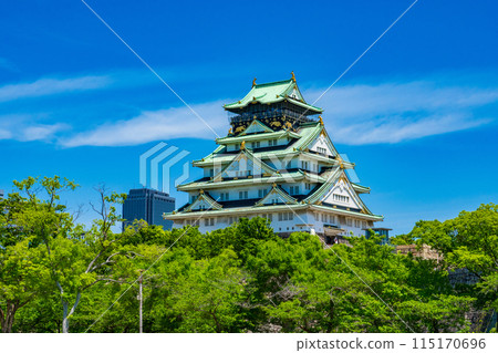 大阪城天守閣,綠意盎然,在藍天的襯托下熠熠生輝 大阪城天守閣,綠意盎然,在藍天的襯托下熠熠生輝 115170696