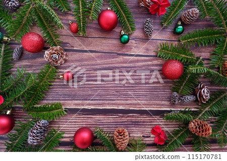 聖誕裝飾品放在顆粒木桌上 115170781