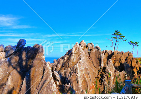 Huge rocks on the Karakuwa Peninsula and the vast sky 115170939