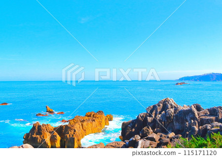 從唐桑半島的半建成岩石區看到的天空和海洋 從唐桑半島的半建成岩石區看到的天空和海洋 115171120