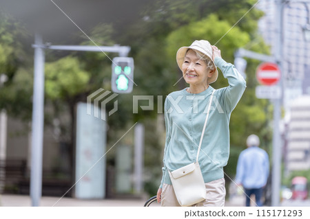 走在城市的女高管 115171293