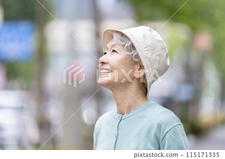 一位微笑的資深婦女 115171335