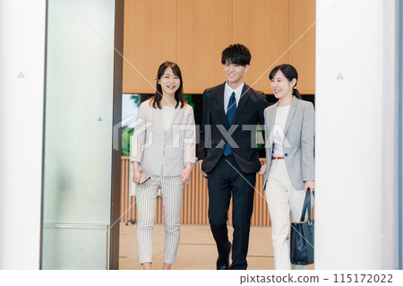 Office workers going to eat lunch during their lunch break 115172022