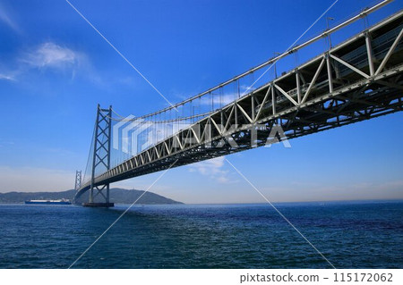 Total length 3,911 m, central span 1,991 m!! When completed, it was the longest suspension bridge in the world... Pearl Bridge [Ming] 115172062