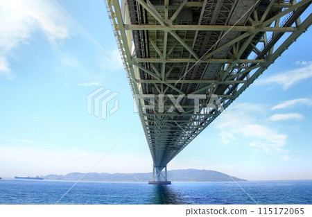 Total length 3,911 m, central span 1,991 m!! When completed, it was the longest suspension bridge in the world... Pearl Bridge [Ming] 115172065