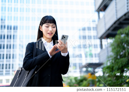 有智能手機的年輕女商人 115172551