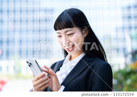 Young business woman with smartphone 115172554