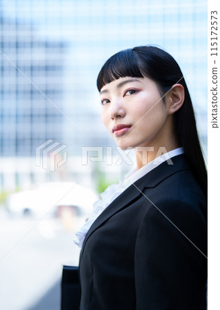 Young business woman 115172573