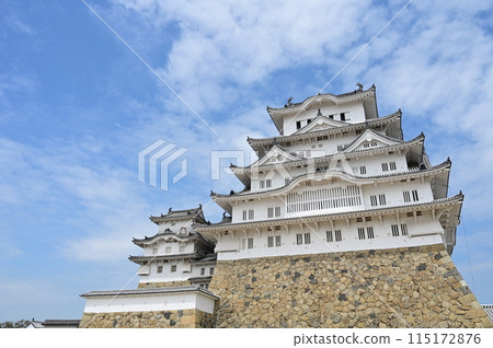The main castle tower and the small western castle tower as seen from Bizenmaru (Himeji Castle, a World Heritage Site) 115172876