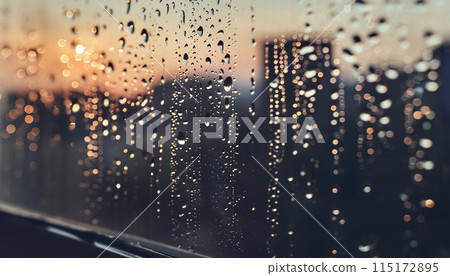 雨天窗戶上的水滴 雨天窗戶上的水滴 115172895