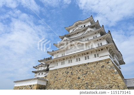 The main castle tower and the small western castle tower as seen from Bizenmaru (Himeji Castle, a World Heritage Site) 115173141