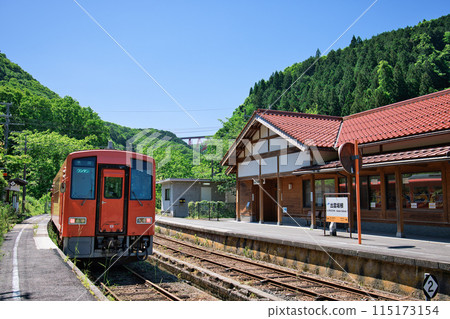 <島根縣> 吉波120系列在出雲坂根站停靠 115173154