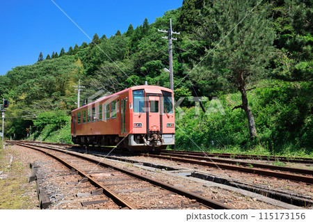 Kiha 120 series train departing Izumo Sakane Station, Shimane Prefecture Kiha 120 series train departing Izumo Sakane Station, Shimane Prefecture 115173156