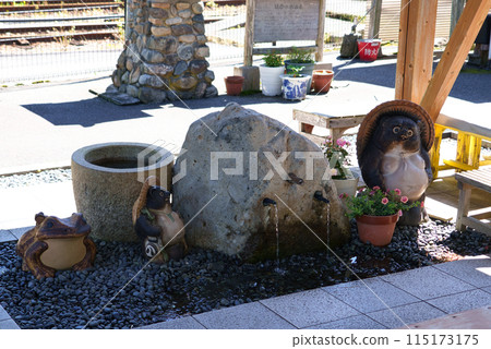 <島根縣>出雲坂根站生命延長水和浣熊雕像 <島根縣>出雲坂根站生命延長水和浣熊雕像 115173175